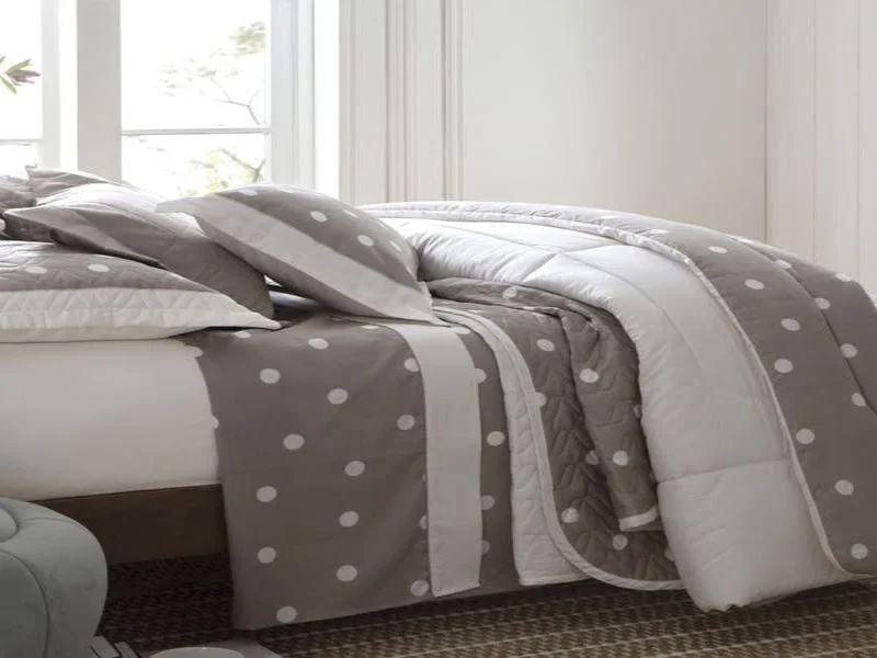 Edredom limpo em quarto elegante